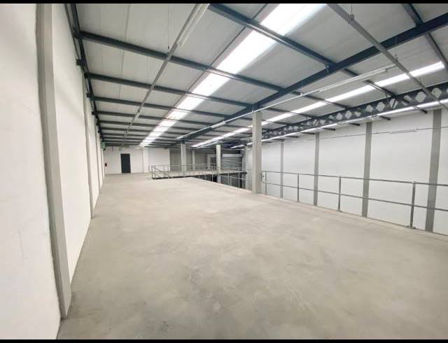 608M² WAREHOUSE TO LET IN STIKLAND INDUSTRIAL